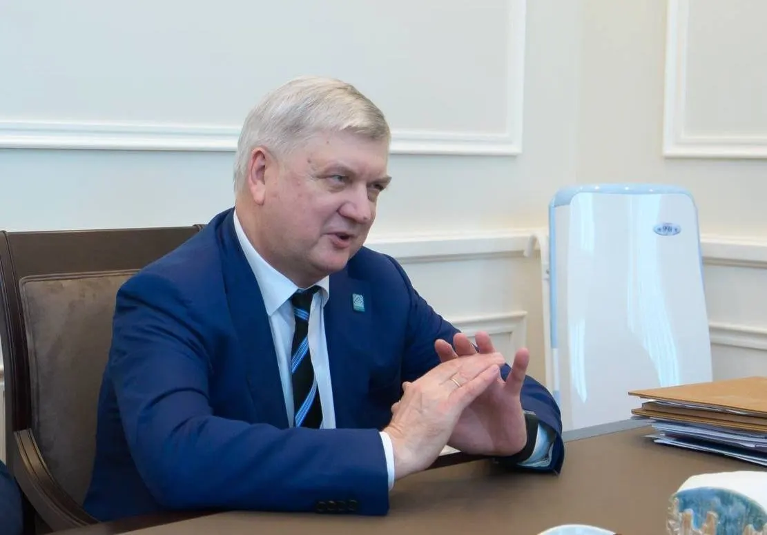 В Воронежской области наблюдаются перебои с поставками бензина: АЗС работают с ограничениями по раздаче топлива, на некоторых станциях — очереди с раннего утра. Губернатор призвал экономить и сократить поездки.