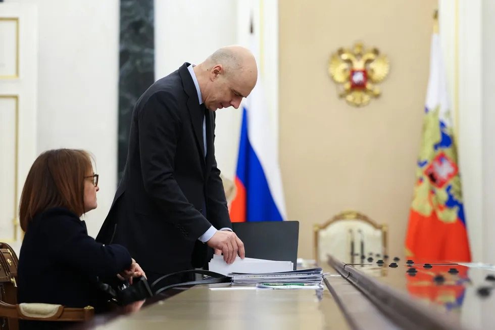 Госдума упростила Минфину процедуры наращивания расходов и госдолга — это временно закрывает кассовые разрывы, но подрывает предсказуемость фискальной политики, повышает ставки и снижает инвестиционную активность.