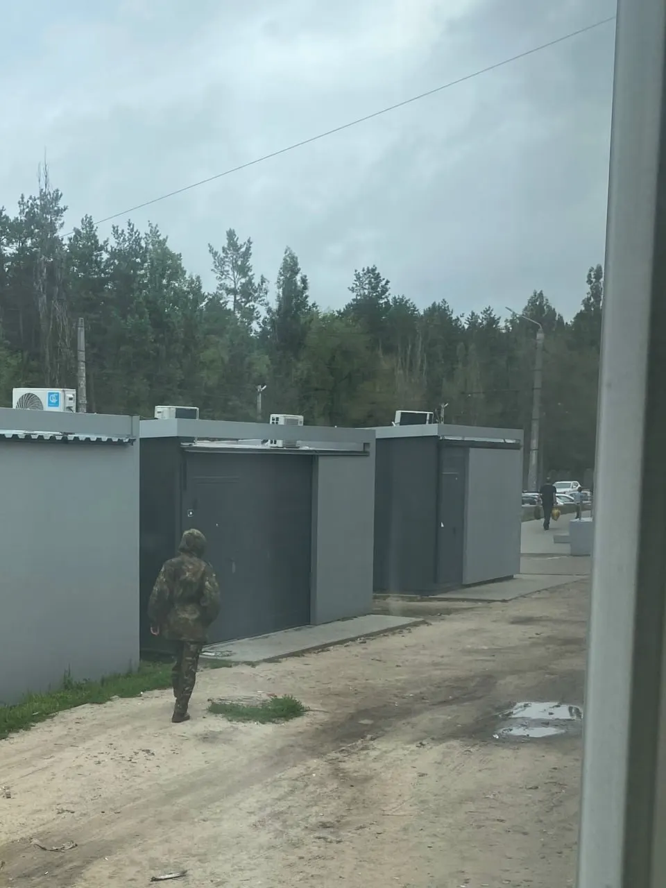 В очереди к банкомату у парка Танаис между покупателем и молодым человеком в камуфляже возник конфликт: последний достал пистолет, направил его в лицо оппоненту и покинул магазин. Пострадавший обратился в полицию.