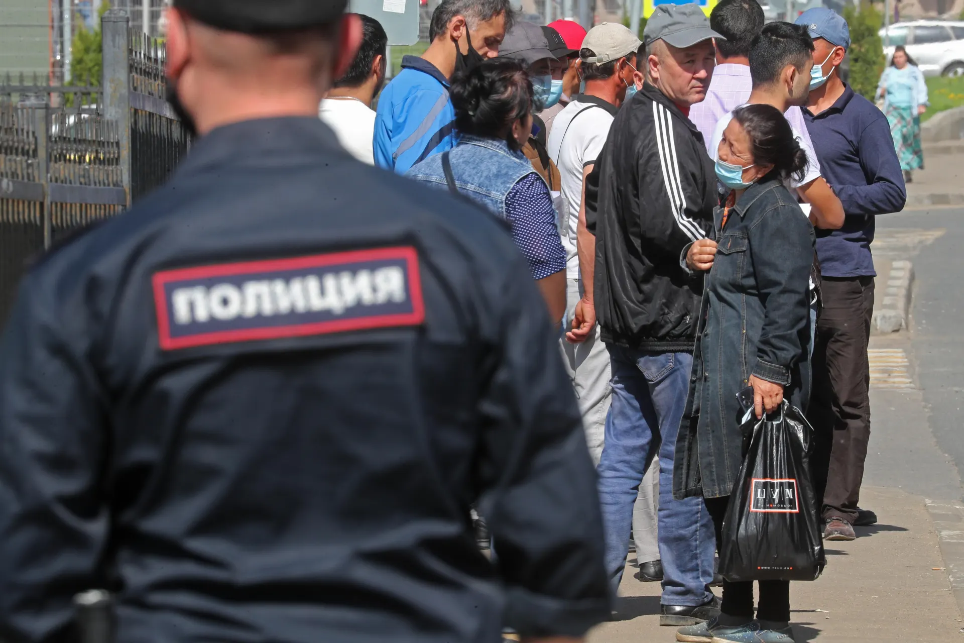 Правительство подготовило поправки ко второму чтению: в перечень правонарушений, влекущих обязательную депортацию иностранцев, хотят добавить дискриминацию и неповиновение пограничникам. Документ ранее прошёл первое чтение.