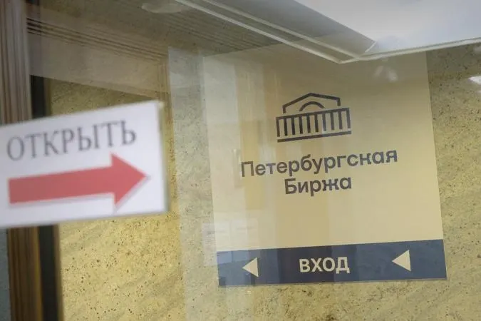 Компании смогут приобретать топливо только для собственных нужд или заранее указанных конечных потребителей; посреднические сделки разрешены лишь от имени и за счёт конечного покупателя. Одновременно правительство временно снизило обязательную долю продаж бензина на бирже до 10%.