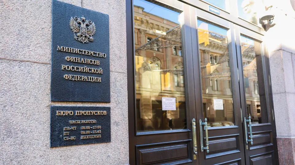 Аналитики указывают на резкий рост государственного долга и затрат на его обслуживание: расходы по процентам утроились, что ведёт бюджет к долговой спирали и повышает риски для финансовой устойчивости.