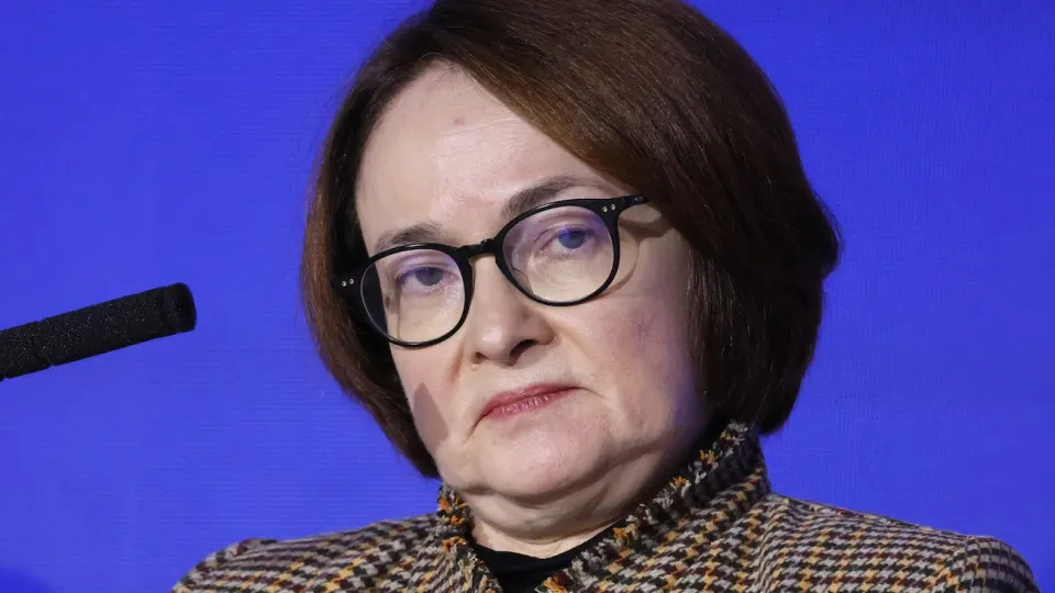 Межбанковский рынок и ставки процентных свопов отражают рост ожиданий возвращения регулятора к ужесточению политики: ускорение инфляции на фоне дефицита топлива повышает риски разворота смягчения ставок.