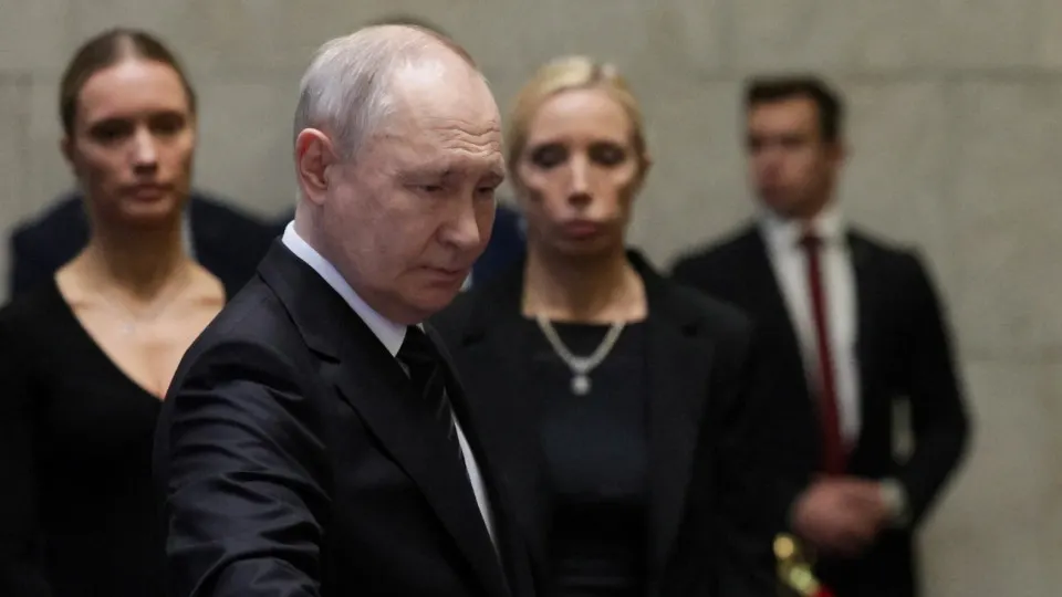 По словам собеседников Кремля, российский лидер отказывается от компромиссов и готов к наращиванию военных действий, несмотря на внутренние экономические риски и призывы к миру.