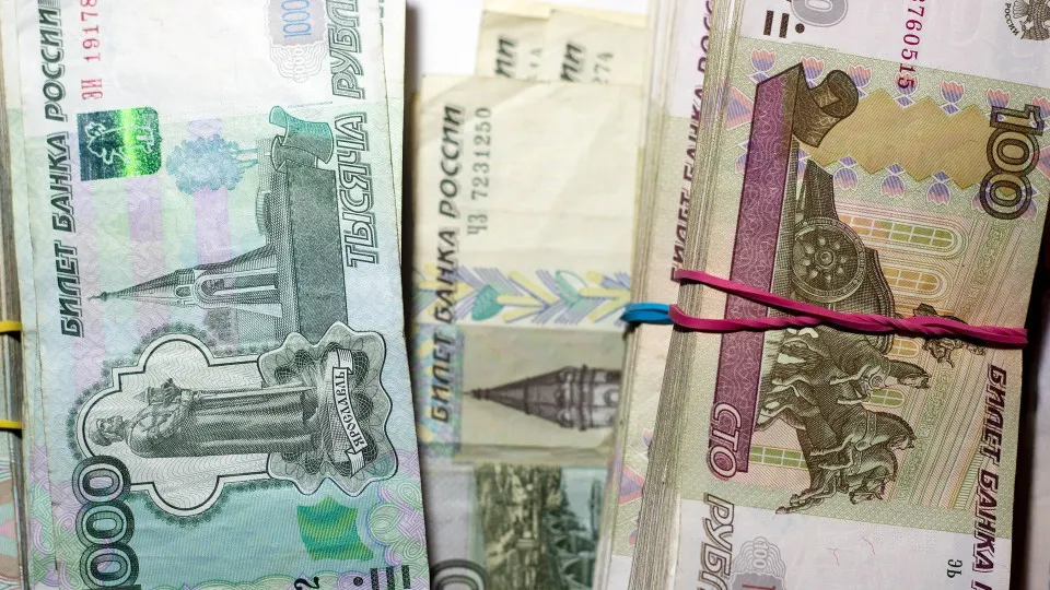 С начала июля население массово снимает наличные: за две первые недели объём «кэша» в обращении увеличился на сотни миллиардов рублей. Это усиливает давление на ликвидность банков и повышает риски для стабильности системы.