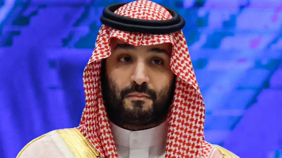 Королевство уменьшило официальную отгрузочную цену Arab Light на август примерно на $11 за баррель и впервые с 2020 года предложит нефть с дисконтом к региональным бенчмаркам. Решение усиливает давление на цены Brent и Urals и усиливает бюджетный разрыв России.