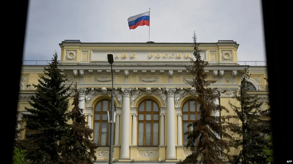 ЦБ расширил перечень криптоактивов, доступных для торговли, и пояснил правила для неквалифицированных и квалифицированных инвесторов, а также сроки вступления закона в силу.
