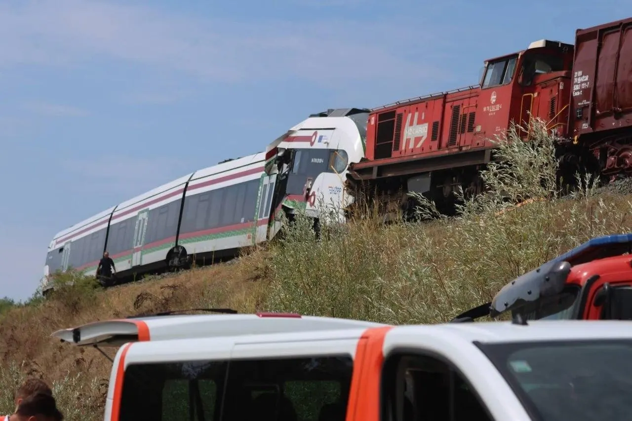 Столкновение пассажирского поезда и грузового состава привело к травмам десятков человек. Участок железной дороги временно закрыт, на месте работают спасатели.