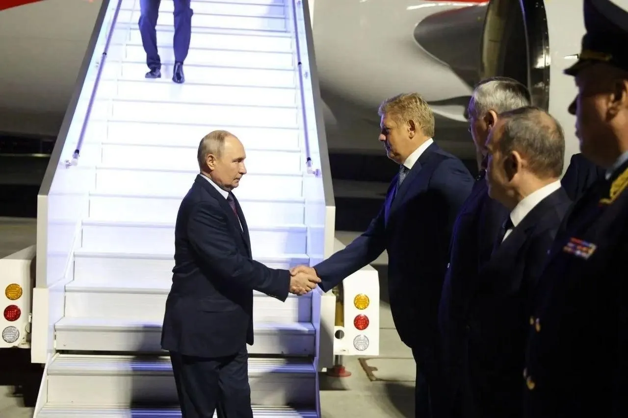 Президент прибыл в Новосибирск по случаю открытия СКИФ — Сибирского кольцевого источника фотонов.