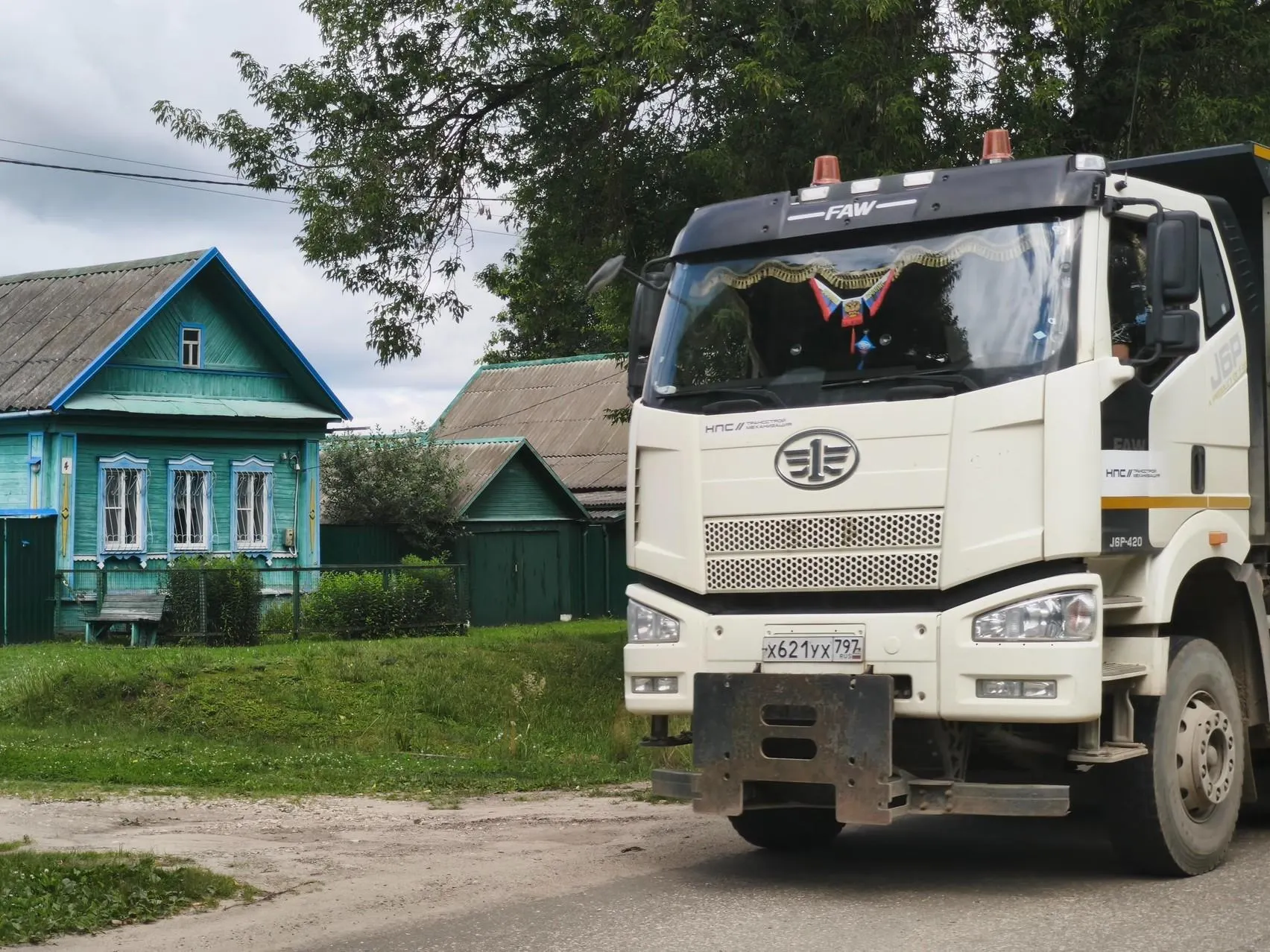 Жители сталкиваются с изъятием жилья, шумом и риском соседства с поездами и грузовиками в рамках проекта скоростной магистрали.