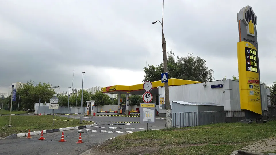 Из-за кризиса на рынке топлива в 2026 году сотни АЗС вынуждены прекращать работу и отправляются на ремонт, переработка снижается, а цены на бензин растут.