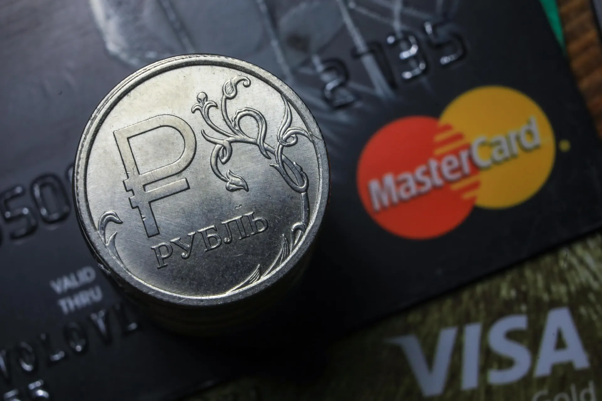Граждане сталкиваются с трудностями при оплате Visa и Mastercard, а также при использовании СБП.