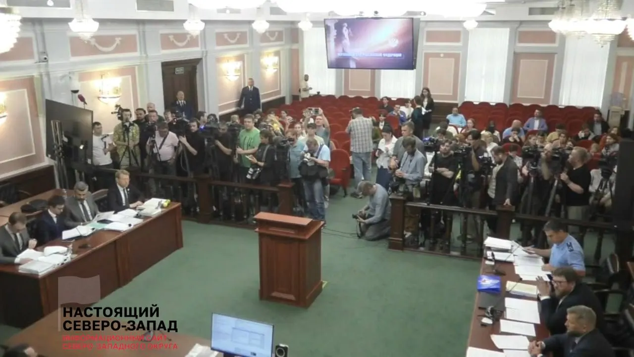 Подававшая иск партия «Родина» требует исключить «Яблоко» из федерального списка; в деле затрагиваются вопросы авторских прав, онлайн‑агитации, экстремизма и достоверности справок о счетах кандидатов.