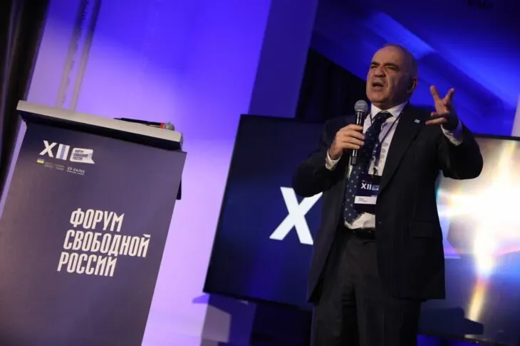 Форум свободной России охарактеризовал грядущие выборы как фарс, указал на создание иллюзии конкуренции и заявил о возможной мобилизации на оккупированных территориях, а также призвал к поддержке Украины.