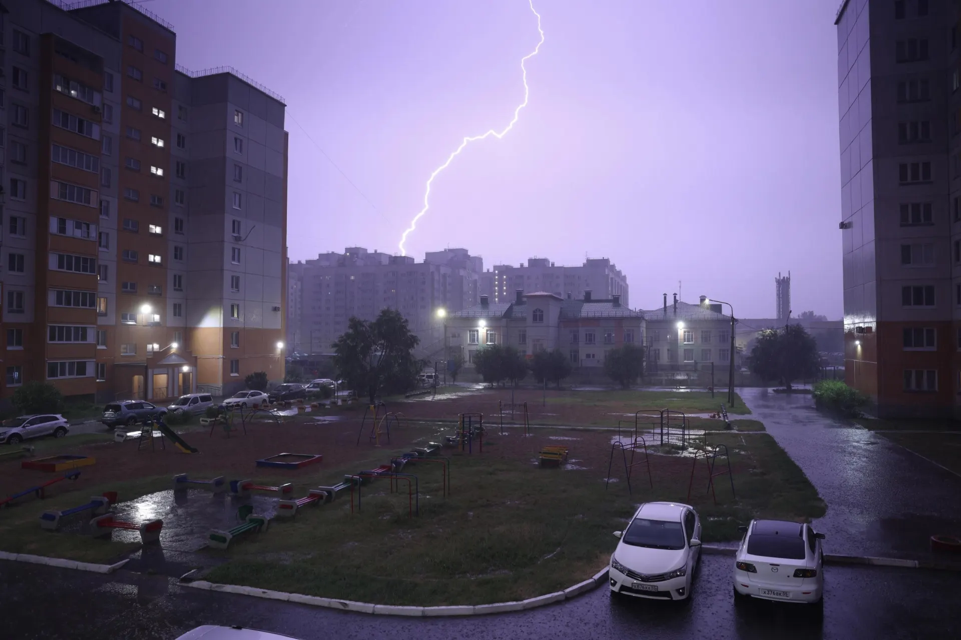 Пожарные локализовали возгорание; для тушения привлекли 12 человек.