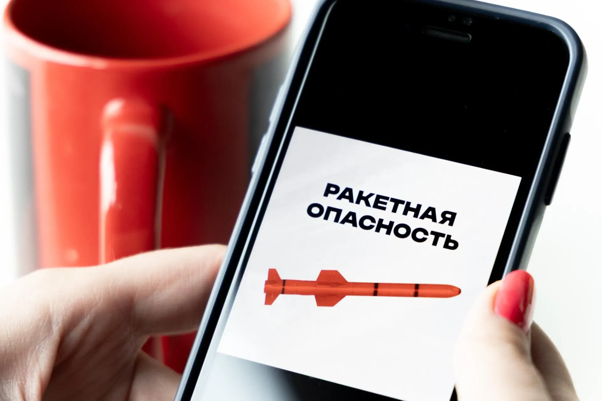 После ракетного удара по Брянску тревога распространилась на Воронежскую область; власти призывают жителей укрываться и соблюдать меры безопасности.