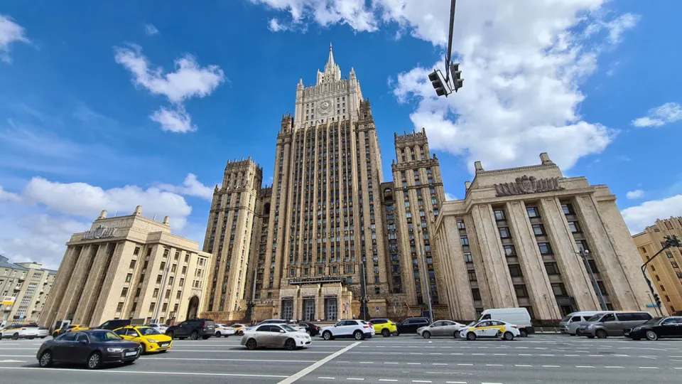 Москва подчеркивает, что любые шаги к прекращению боевых действий на Украине зависят от устранения первопричин кризиса; в повестке — отношения с Западом и перспективы дипломатии.