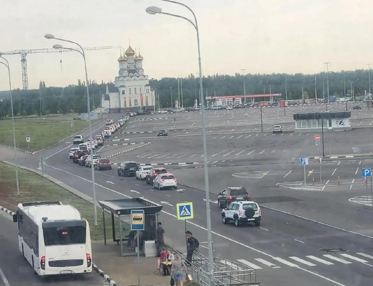 Бензин подешевел в&nbsp;Воронежской области, но&nbsp;очереди на&nbsp;АЗС&nbsp;остаются длинными