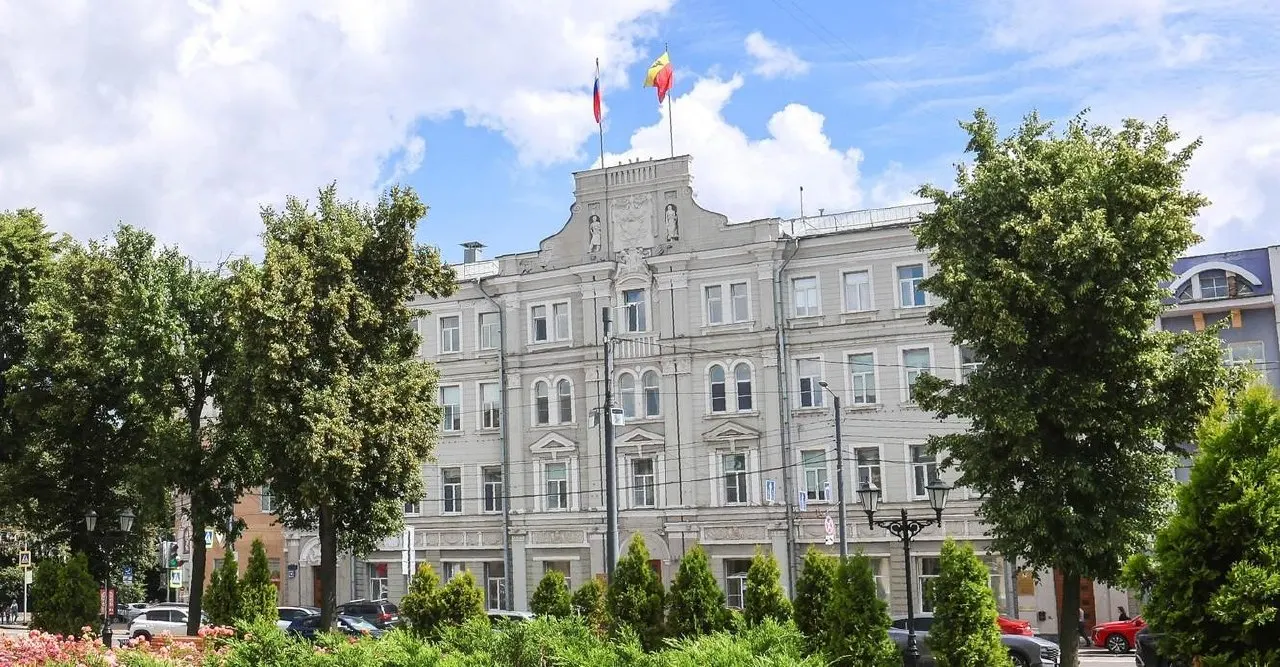 Городская администрация перераспределила обязанности заместителей мэра; на должность одного из них назначен бывший вице-губернатор Александр Попов.