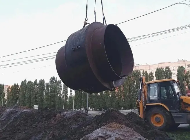 Повреждение водовода диаметром 1000 мм на Московском проспекте повлекло ограничение подачи воды в Коминтерновском и Центральном районах с 21:00; водоснабжение не восстановлено к утру, более 500 домов остаются без воды.