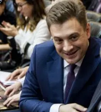 Коммунист Георгий Камнев обратился к министру промышленности Антону Алиханову с просьбой снизить стоимость автомобилей АвтоВАЗа на внутреннем рынке, указав на разницу цен между Россией и соседними рынками, в частности Белоруссией.