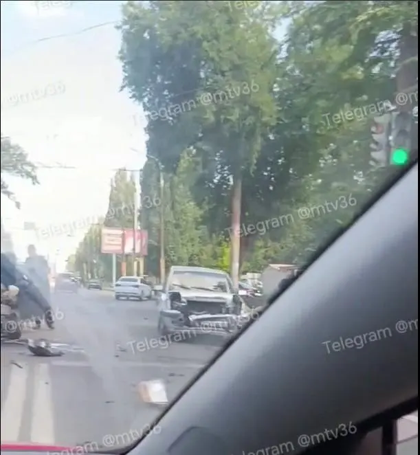 Массовое ДТП в Воронеже перекрыло дорогу и спровоцировало пробку на трассе.