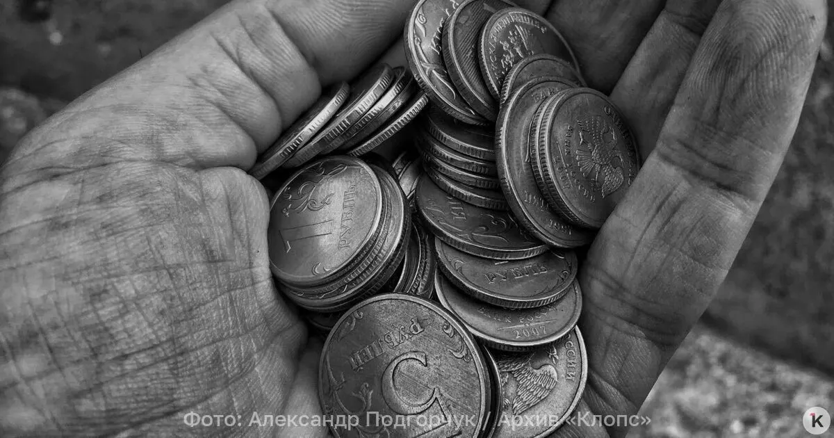 На 1 июля 2026 года средняя пенсия по старости в России составила 27 224 рубля; работающие пенсионеры получают 24 929 рубля, неработающие — 27 850 рублей.