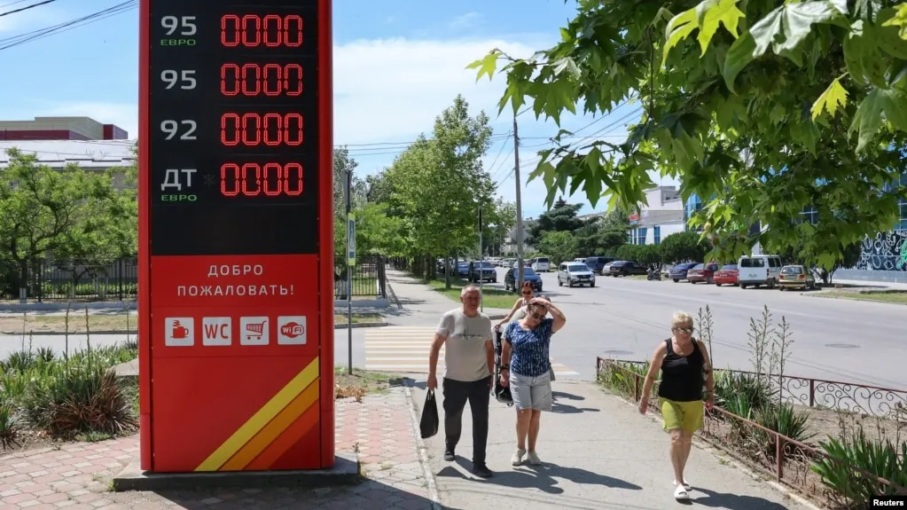 На курортном побережье Кубани бензин исчез на большинстве АЗС; очереди достигают сотен машин, власти вводят ограничения на отпуск бензина и запреты на продажу топлива в канистры.