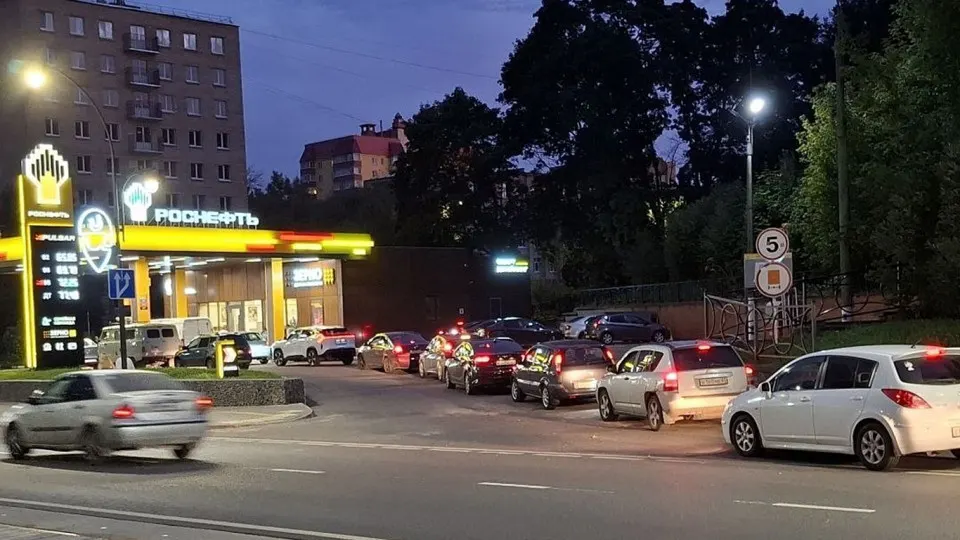 Очереди за бензином снова растут в регионах после временного улучшения; регионы сообщают о дефиците топлива и ограничениях на заправках.