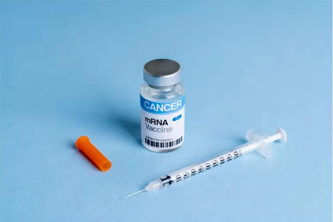 Новые результаты персонализированной мРНК‑вакцины против меланомы, резкая реакция рынка и включение таких вакцин в базовую программу ОМС в России.