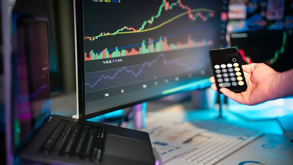Глава ПСБ предупреждает о вероятной заморозке активов USDT и анализирует потенциальные последствия для России, включая развитие собственных цифровых инструментов и влияние на криптовалютные площадки.