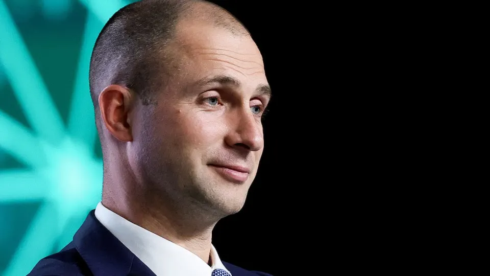 По данным за первое полугодие 2026 года VK зафиксировала чистый убыток в 3,8 млрд рублей; во втором квартале получила символическую прибыль благодаря продаже части активов. Совокупный убыток за полугодие сохраняется.