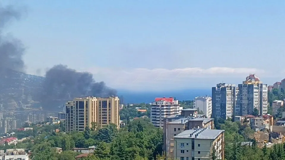 Украинские беспилотники атаковали побережье Ялты, в результате удара на набережной возник пожар; власти призвали жителей держаться в безопасности.