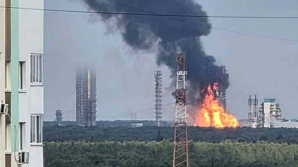 Завод Запсибнефтехим в Тюменской области приостановил работу после атаки беспилотников. Производство полимеров и выпуск СУГ сокращены, идут расследования.