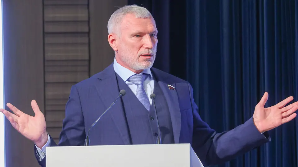 Депутат Государственной думы Алексей Журавлёв оказался в центре расследования о тайной семье и переписке части имущества, одновременно подал иск о запрете участия партии Яблоко в выборах.