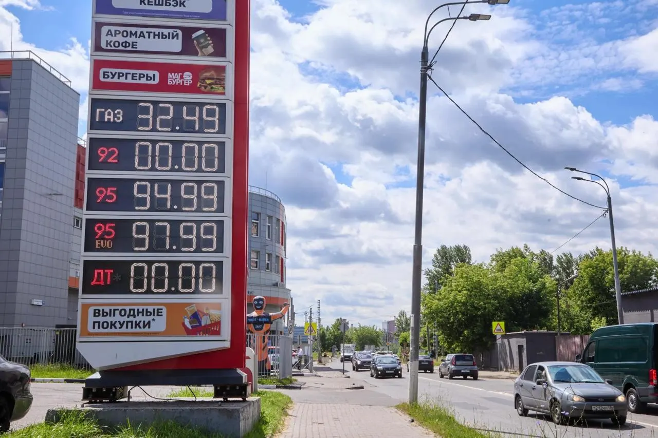 Антимонопольное ведомство зафиксировало рост претензий к продавцам топлива на фоне роста цен. Независимые АЗС чаще попадают под проверки; отмечено резкое удорожание топлива в отдельных регионах, в том числе в Калмыкии.