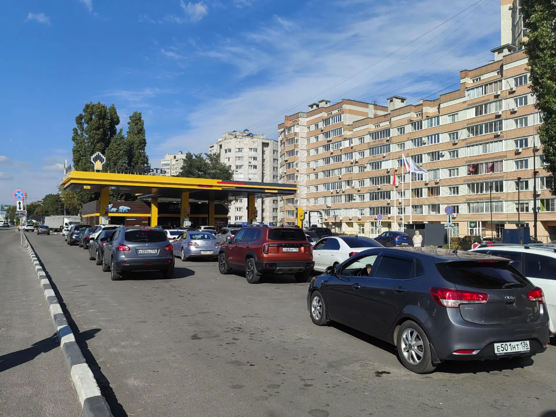 Очереди на&nbsp;заправках и&nbsp;сомнительное топливо во&nbsp;Воронеже: что&nbsp;происходит на&nbsp;АЗС