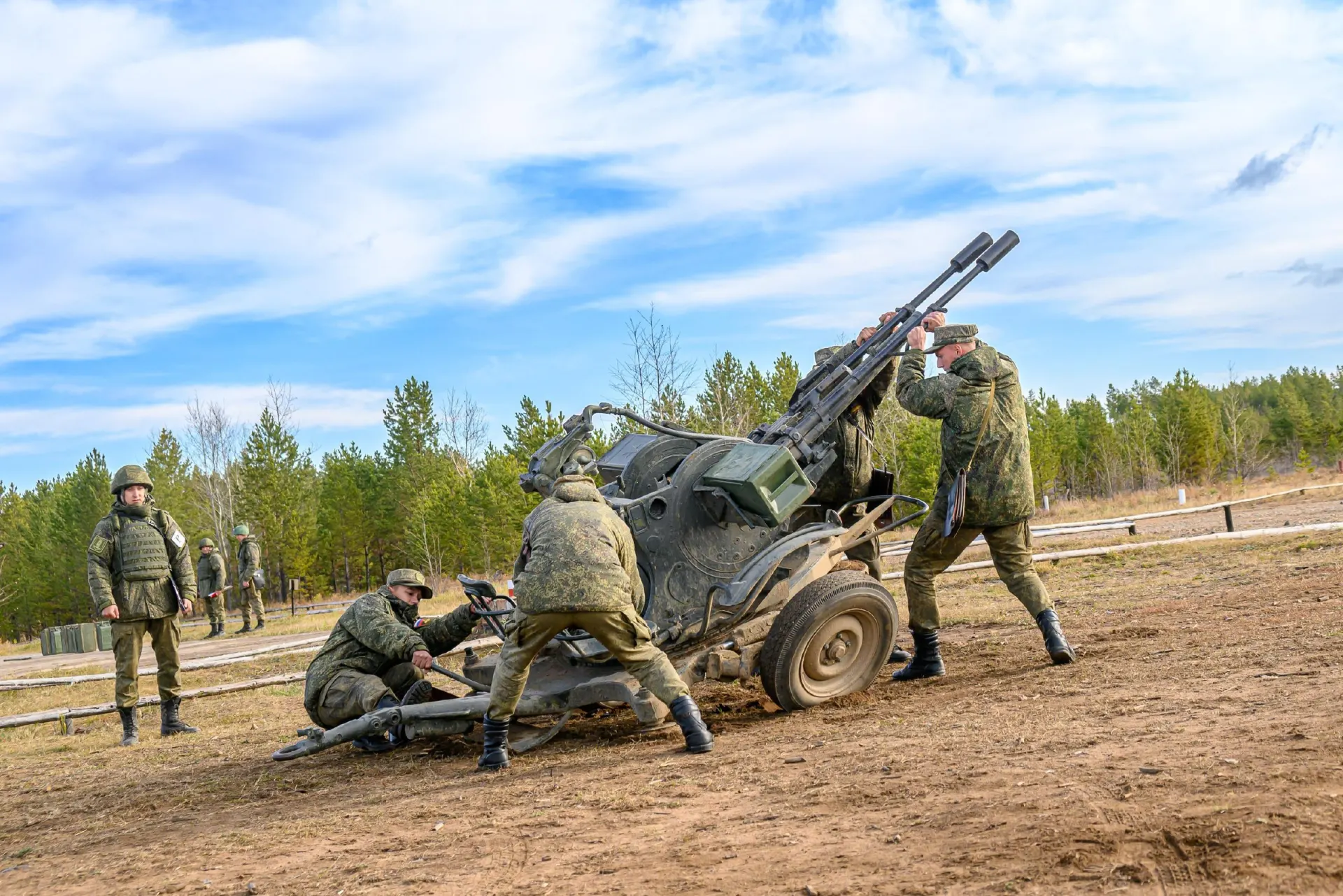 Число военнослужащих вырастет примерно на 15,5 тысяч.