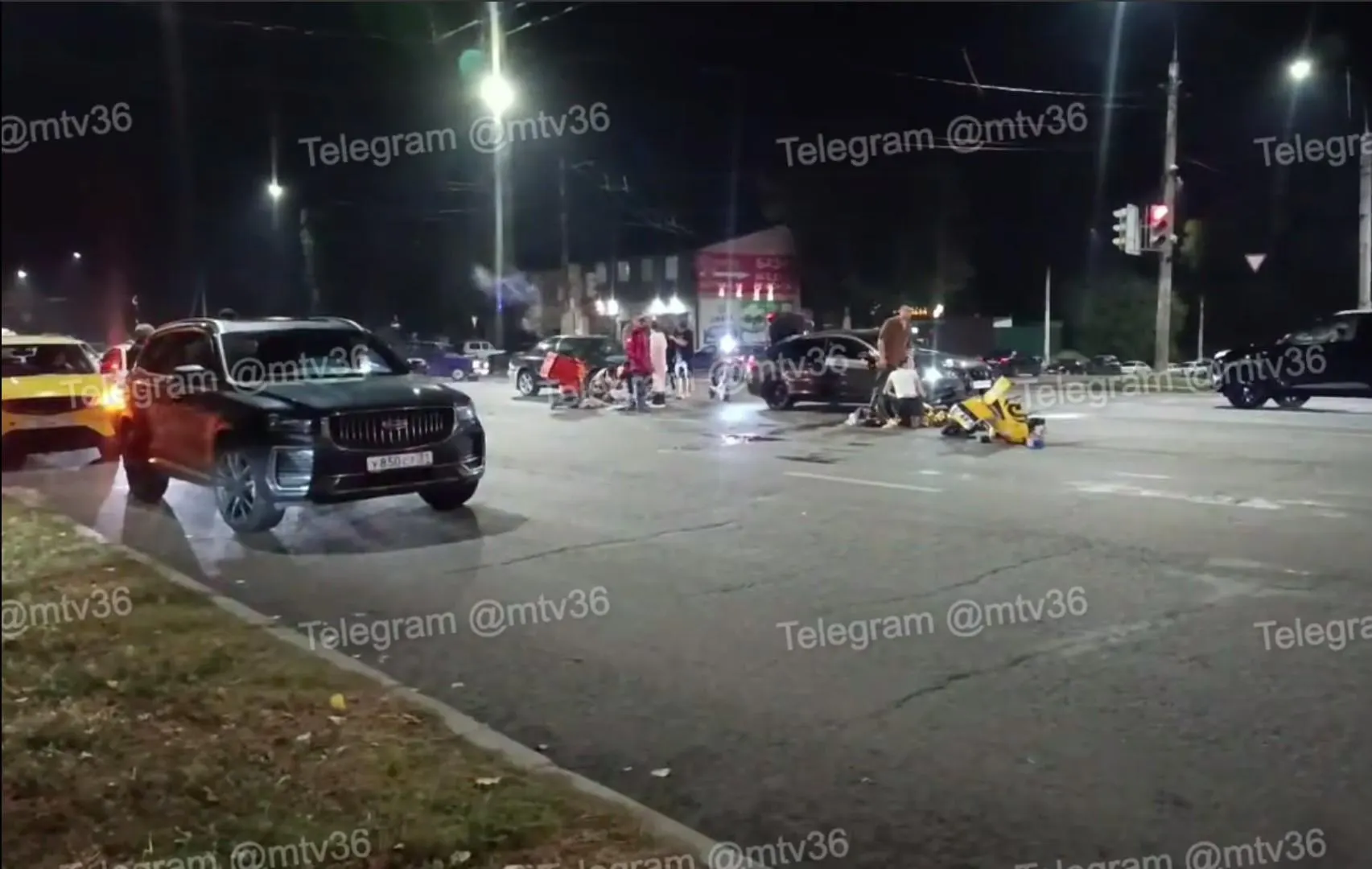 Во Воронеже водитель иномарки сбил двух подростков на самокатах; против него возбудили уголовное дело. Один из пострадавших получил тяжелые травмы.