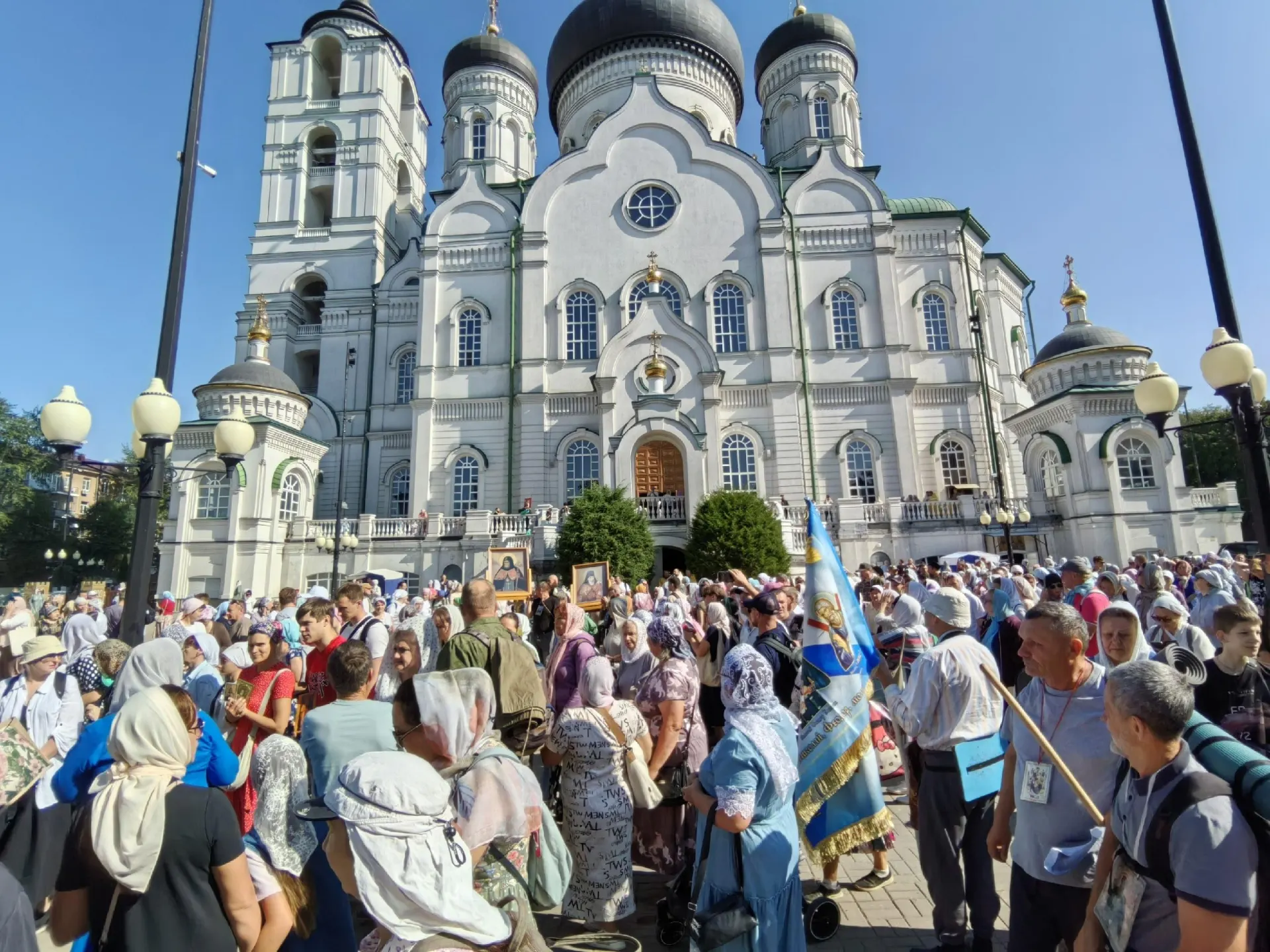 В центре города вновь проходит крестный ход, движение ограничено на нескольких улицах.