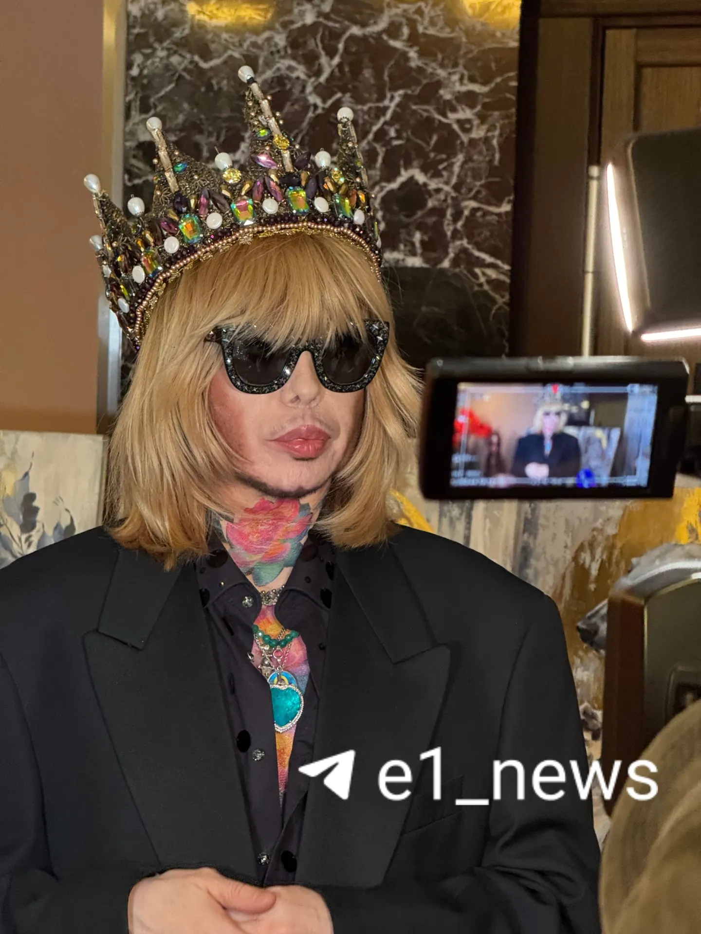 Фестиваль моды в России продвигает отечественную индустрию: участие более 25 дизайнеров со всей страны и свыше 350 гостей.