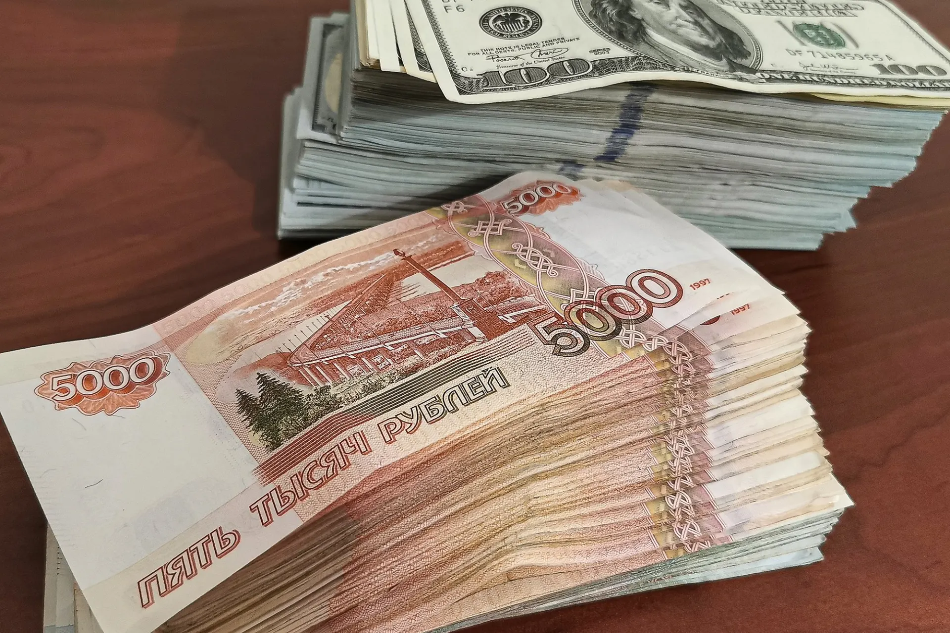 Мошенники выманили почти 4 миллиона рублей у пожилой женщины, выдавая себя за работников ФСБ.