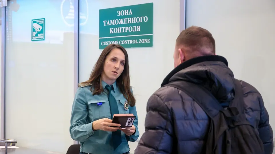 Государство вводит ограничения на вывоз золота в слитках и наличной валюты за рубеж; усилен контроль за валютными операциями и источниками средств.
