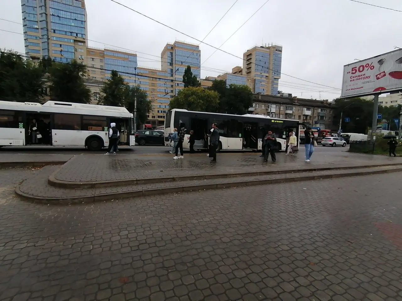 Жители жалуются на затянувшуюся проблему: место не оборудовано сиденьем и укрытием от непогоды.