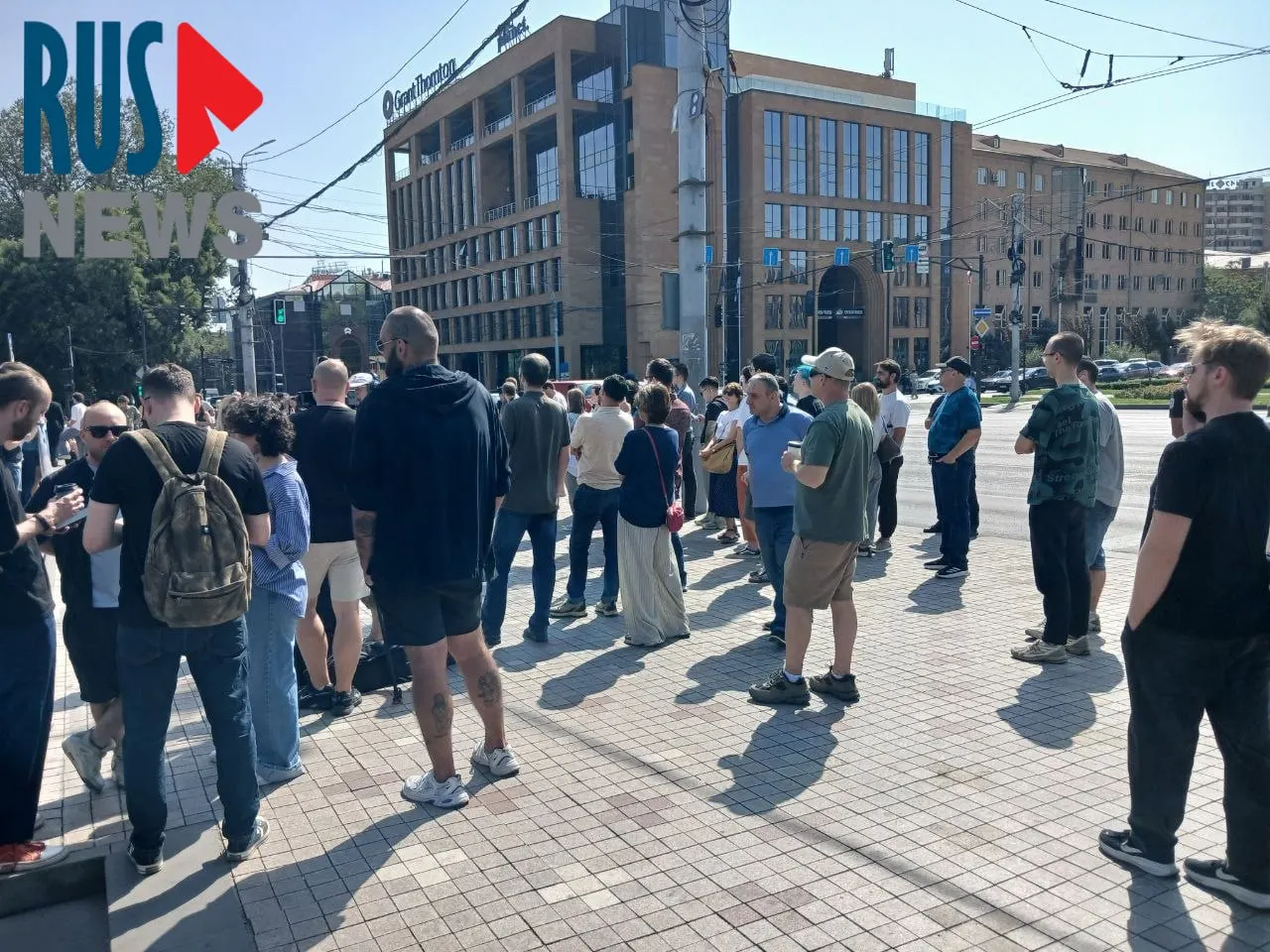 У посольства России в Ереване к полудню образовалась крупная очередь из более чем тысячи человек; среди пришедших — российские туристы, участники пацифистских инициатив и правозащитные проекты. Рядом проходит митинг около ста человек.