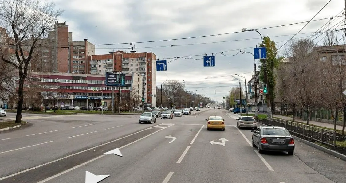 На перекрестке улиц 9 Января и проспекта Труда во Воронеже введут новую схему: движение по двум полосам разрешено только прямо.