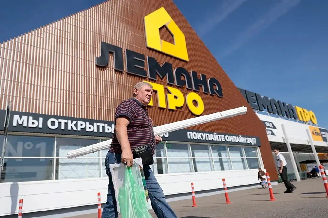 Назначение Дениса Исаева в Ле Монлид и передача активов FM Logistic, а также связанные судебные решения о доходах и недвижимости.
