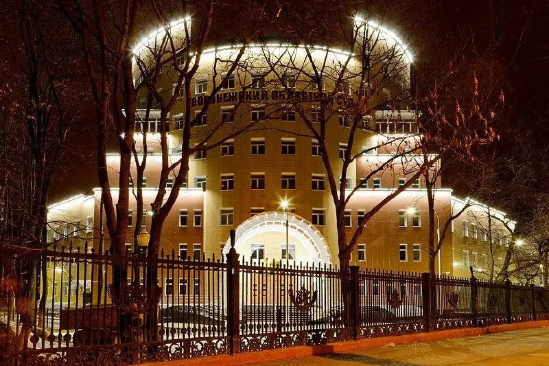 23-летний Никита Плюснин приговорён к 20 годам заключения за госизмену, теракты и диверсии; дополнительно ему присудили штраф в 500 тысяч рублей и конфисковали 26,5 тысяч рублей и мобильный телефон.