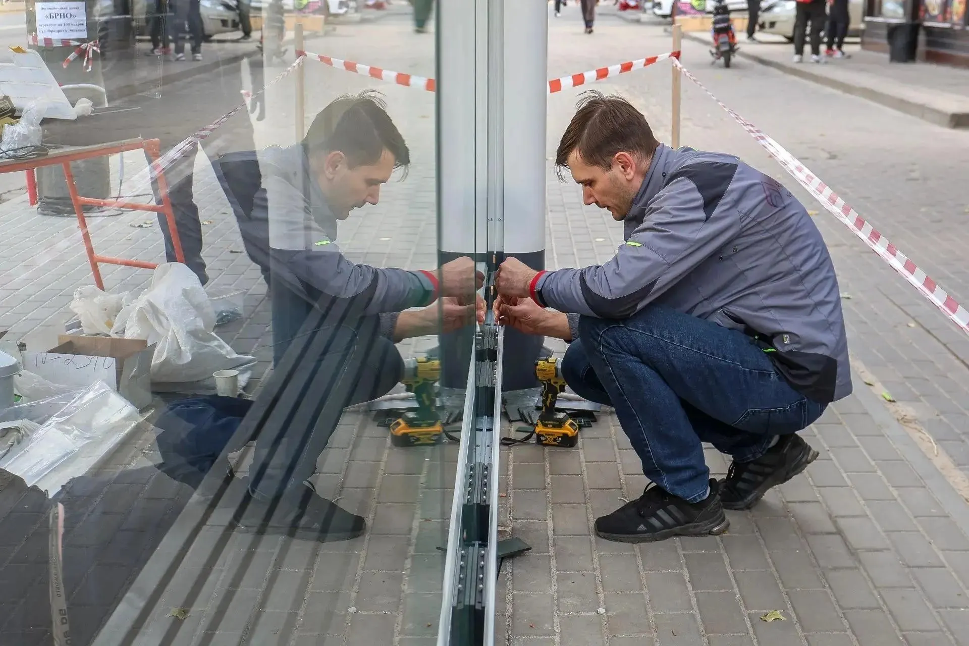 В центре города планируется установка защитных стенок на новых остановках; на данный момент защиту получил лишь один павильон.