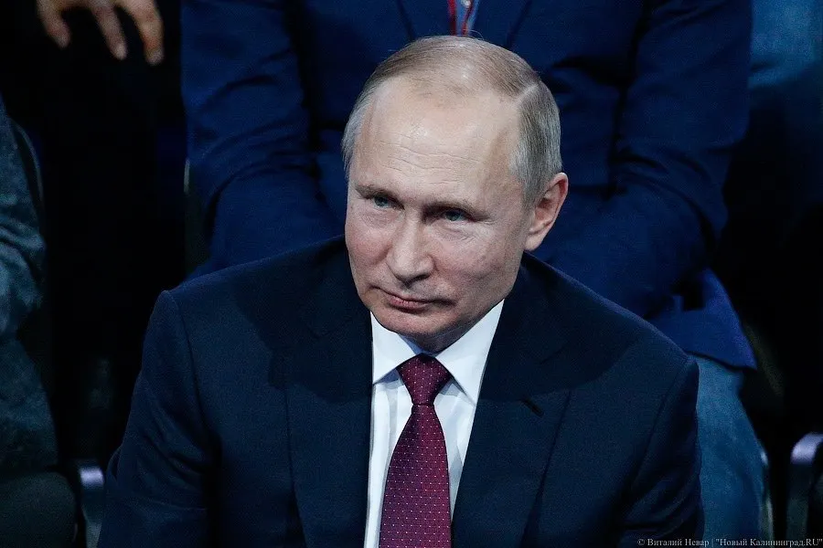 Президент России распорядился внедрить во всех регионах систему независимой оценки качества и условий оказания услуг социальной сферы с использованием портала Госуслуги; доклад о результатах — до 1 февраля 2027 года.